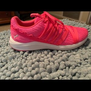 Puma hot pink comfy lightweight sneakers
